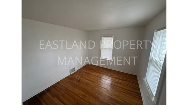 Foto del edificio - 823 Custer Dr
