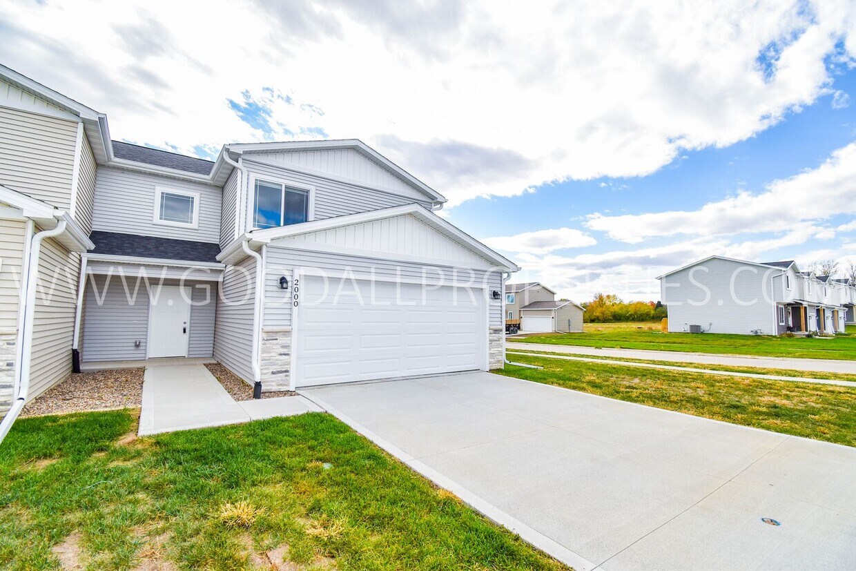 Primary Photo - 3 Bedroom Townhome with Garage