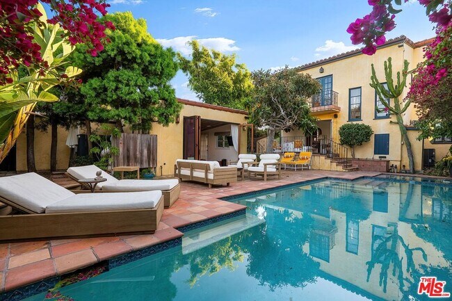 Foto del edificio - 2223 Cloverfield Blvd