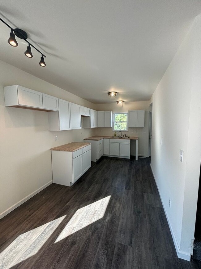 Building Photo - Remodeled Single Family Home