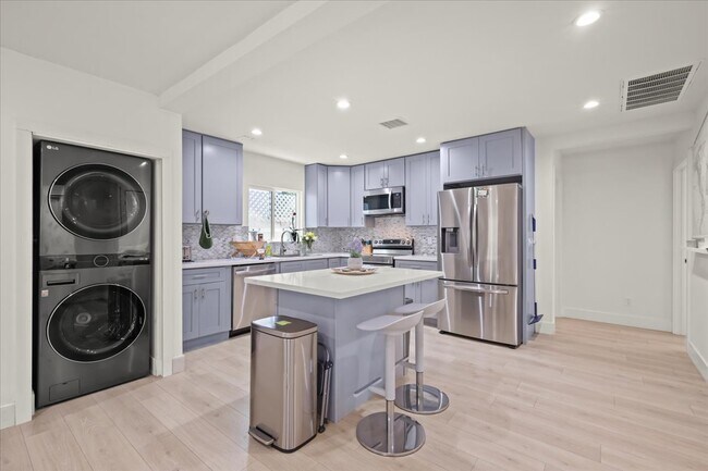 Foto del edificio - 4616 Rosewood Ave