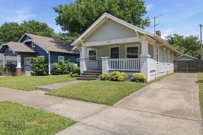 Building Photo - Classic Charm With All New Amenities 3/2 House!