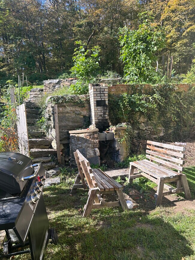 Fogata comunitaria y escaleras al patio de la terraza superior - 30 Wall St