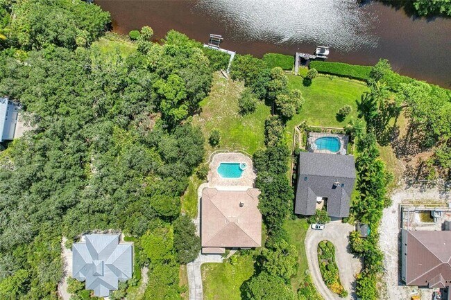 Building Photo - 1648 Bayshore Dr