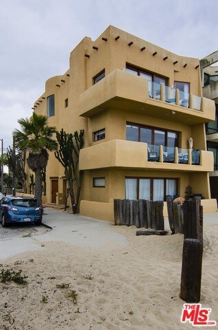 Foto del edificio - 6301 Ocean Front Walk