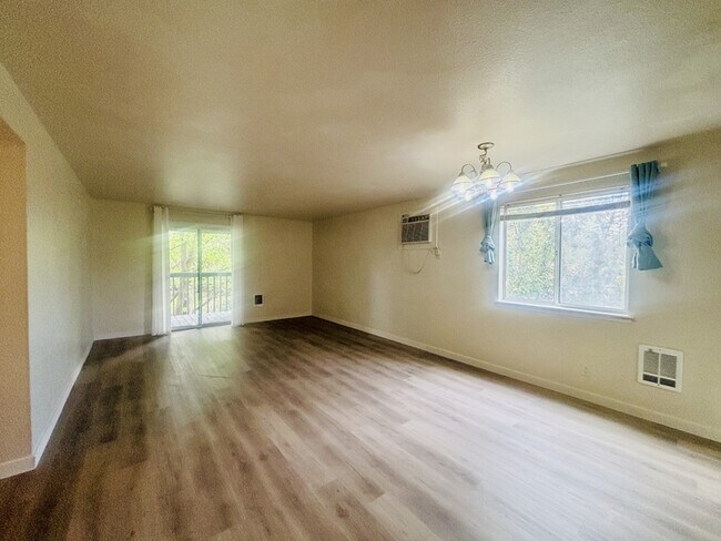Foto del edificio - 228 N Latah St