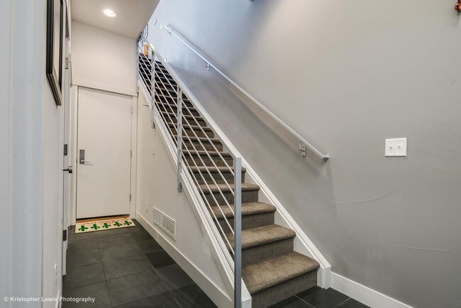 Building Photo - 2103 W 32nd Ave