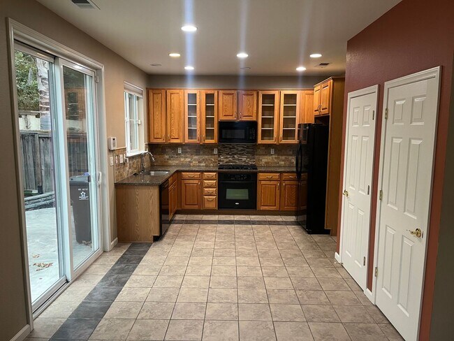 Building Photo - Beautiful 3-Bedroom Home in Lower Green Va...