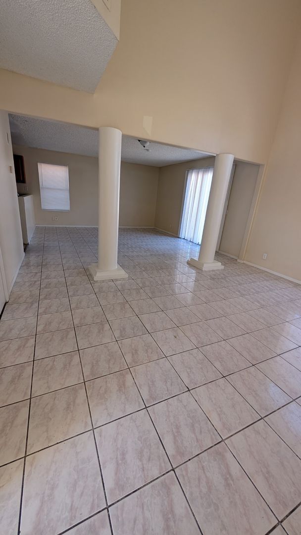 Foto del edificio - ABSOLUTELY BEAUTIFUL 3 BEDROOM 2 1/2 BATH
