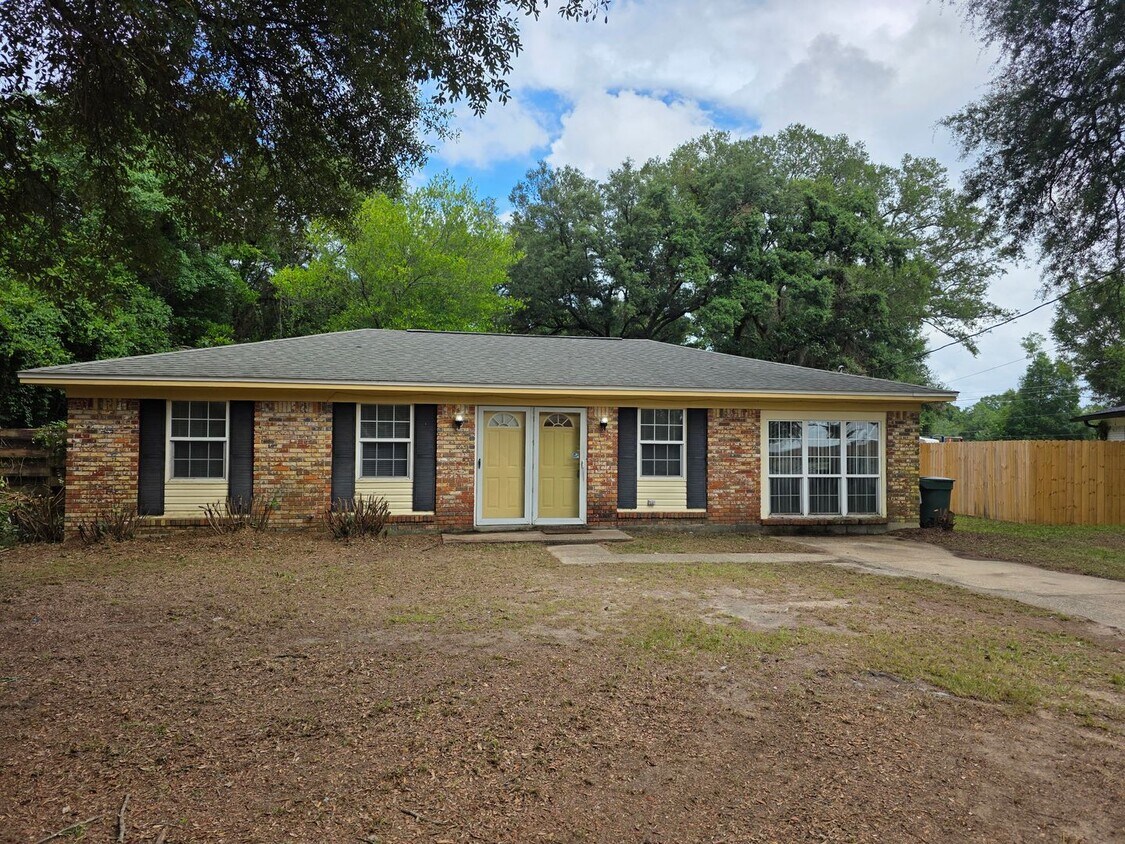 Primary Photo - Nicely updated 3BR/1.5BA with fenced in ba...