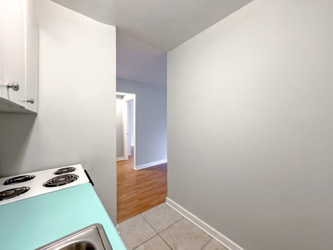 Building Photo - 450 W Wellington Ave