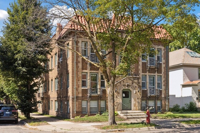 Building Photo - 3252 Fremont Ave S