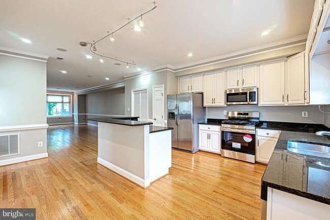 Building Photo - 1535 Gales St NE
