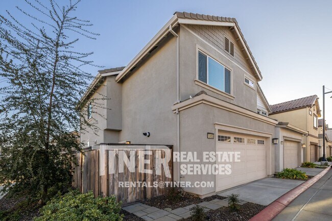 Building Photo - Spacious Cobblestone Park Home
