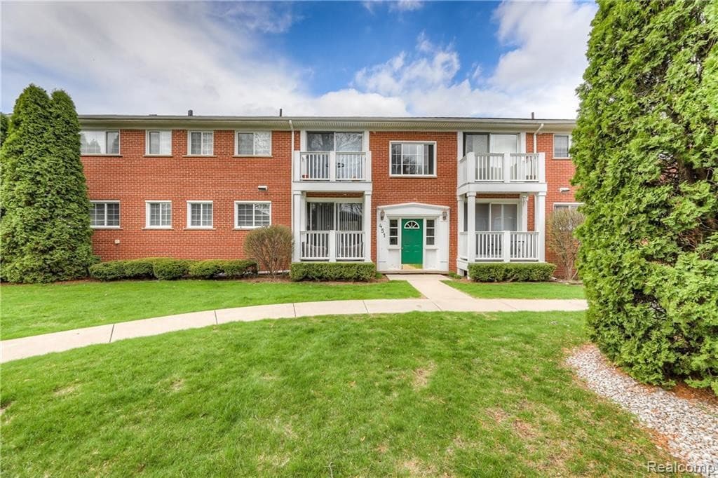Primary Photo - 451 N Eton St