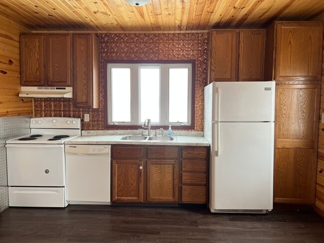 Kitchen appliances - S13190 County Road K