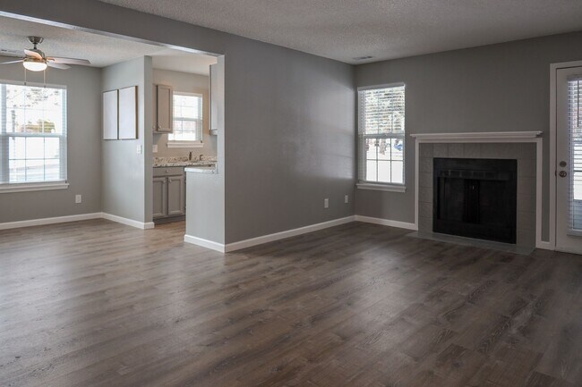 Foto del edificio - Beautiful Remodeled Condo near Palmer Park