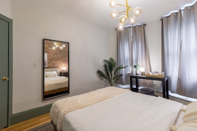 Foto del edificio - ROOM ONLY in 4-bed/1.0-bath Home