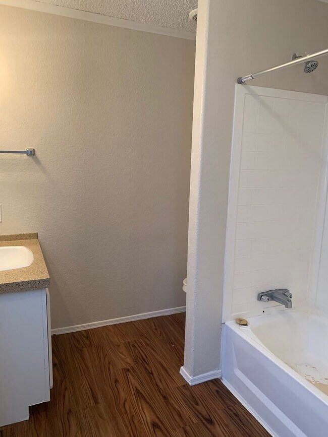 Foto del edificio - Wow!  3 Br 2 Ba Close to Everything!