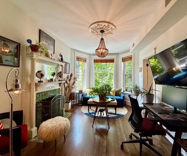 Foto del edificio - 1537 N Claremont Ave