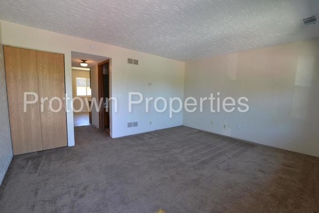 Building Photo - 650 Meadowood Ln