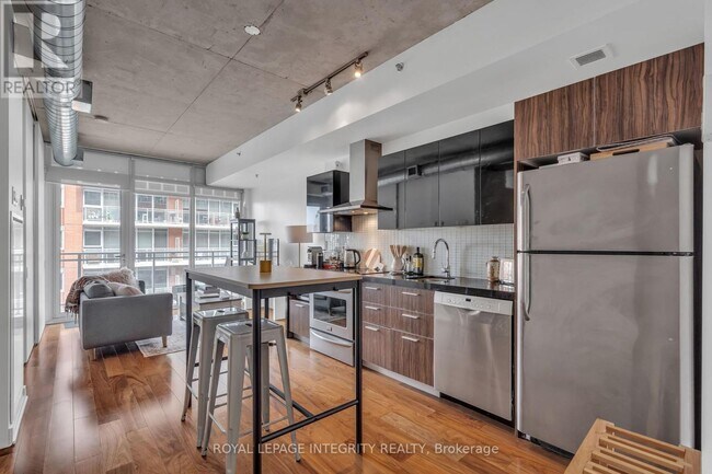 Building Photo - 360-360 McLeod St