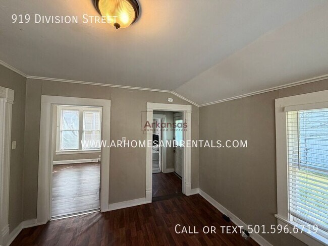 Building Photo - 919 Division St