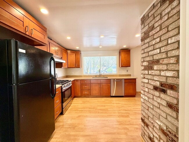 Building Photo - 1732 Las Gallinas Ave