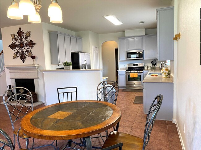 Foto del edificio - 8138 Wooded Terrace Ln