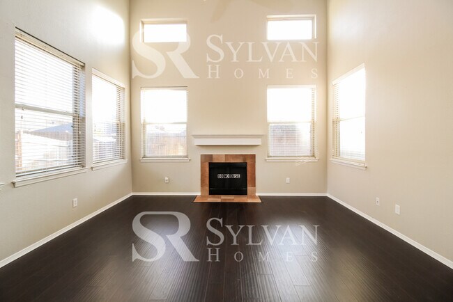 Building Photo - Spacious 3BR 2.5BA Home Awaits You!