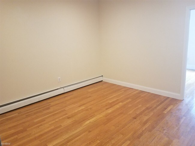 Building Photo - 3 br, 1 bath  - 877 Harrison Ave # 83
