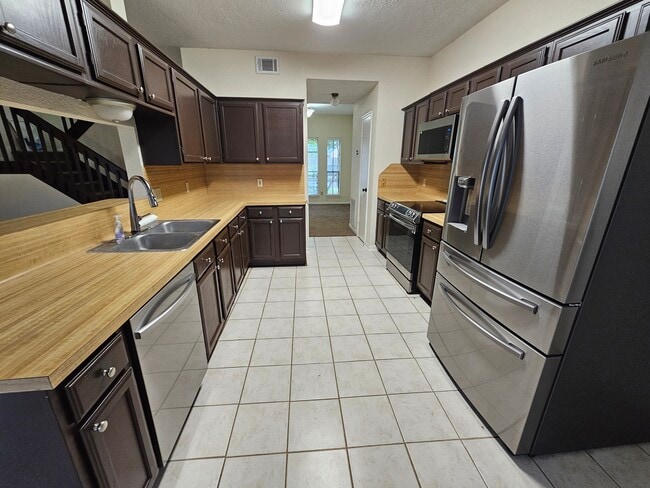 Building Photo - 2522 Lakefield Way