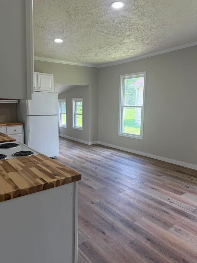 Building Photo - 222 Lenoir Ave