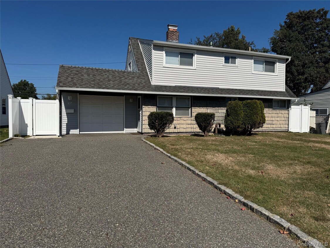 Primary Photo - 27 Gleaner Ln