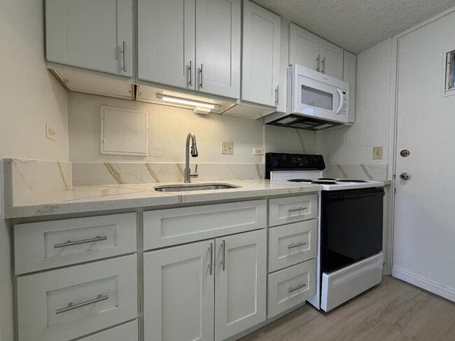 Building Photo - To register for the showing time below, note the 4 digit code: 3864 and click "APPLY NOW."(mobile...