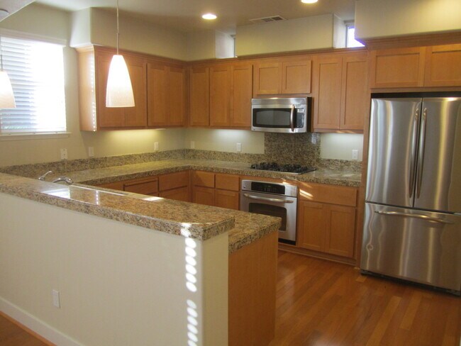 Foto del edificio - SPACIOUS 3 BEDROOM, 3.5 BATHROOM TOWNHOUSE...