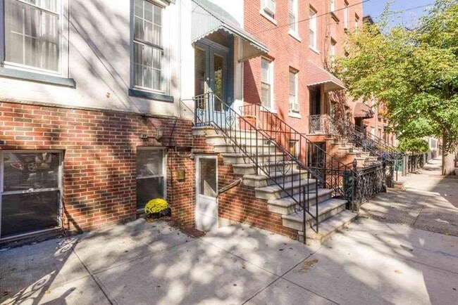 Building Photo - 808 Garden St