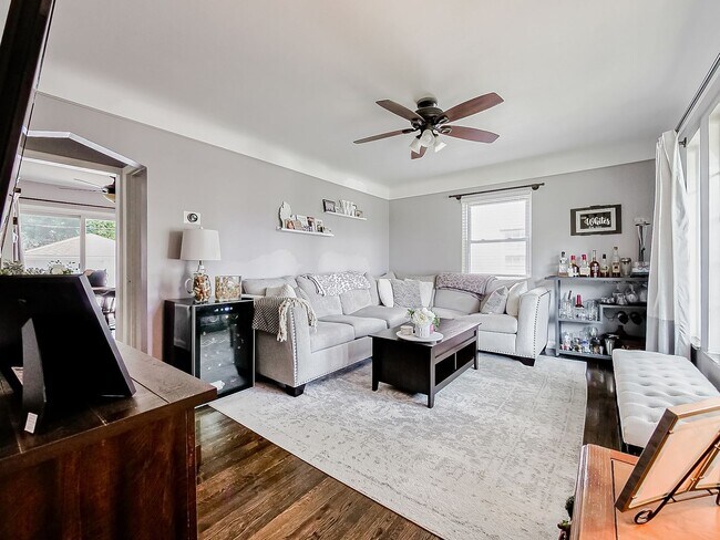 Building Photo - Welcome to this charming 3-bedroom, 2-bath...