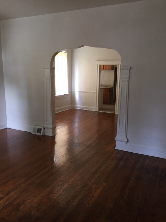 Living room/Dining room - 4033 Bonner Rd