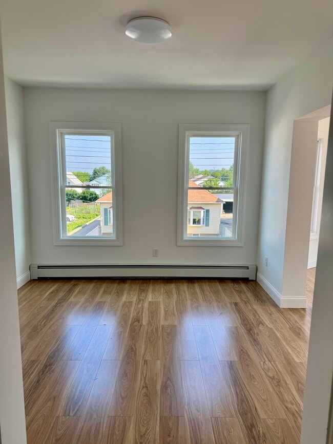 Sala de estar de 1 dormitorio - 741 Somerville St