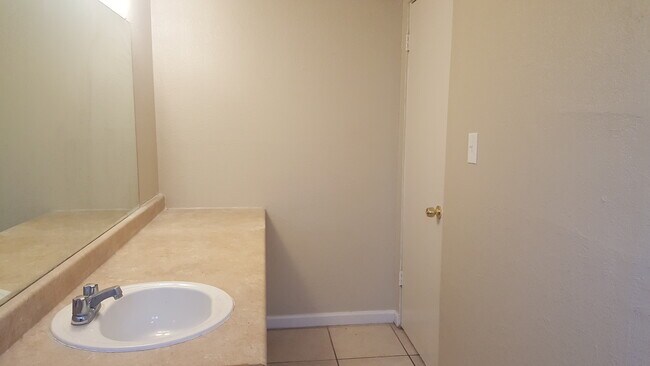 Building Photo - 1123 E Sierra Vista Dr