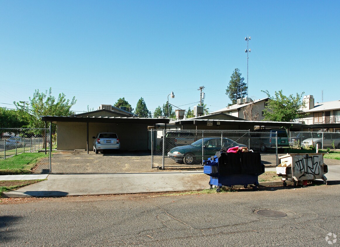 Primary Photo - 2530 W Andrews Ave