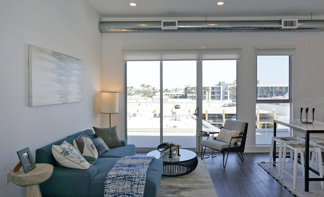 616 - PH 2bd 2ba Well Lit Living Space - C1 by CLG ( + Coliving)