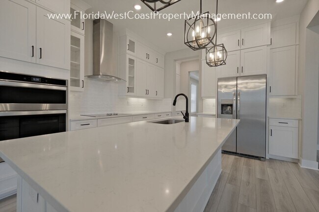 Foto del edificio - INCREDIBLE 5 BEDROOM/4.5 BATH/3 CAR GARAGE...