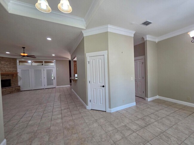 Building Photo - FOR LEASE!! Great location!