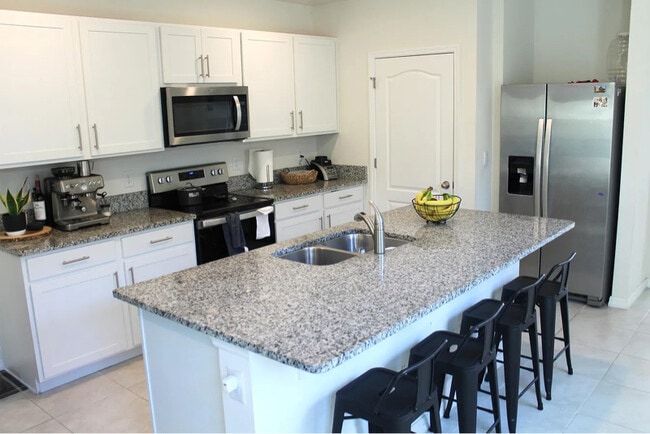 Building Photo - 282 Caryota Ct