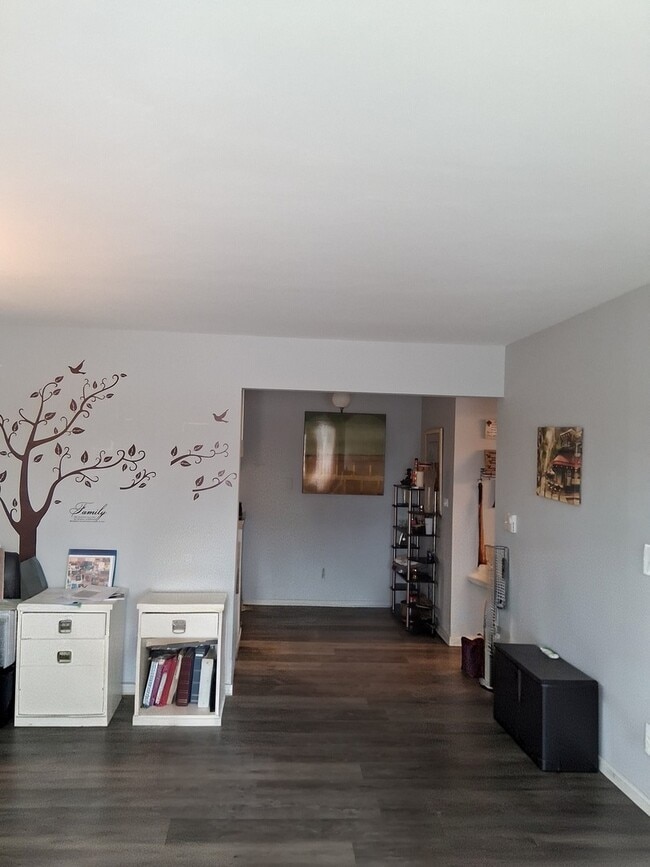 Building Photo - 850 E Old Willow Rd