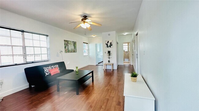 Foto del edificio - 8630 Byron Ave