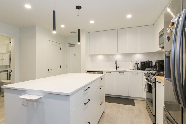 Building Photo - Modern & Bright 1-Bed Condo for Rent in Heart of Latimer Village, Langley