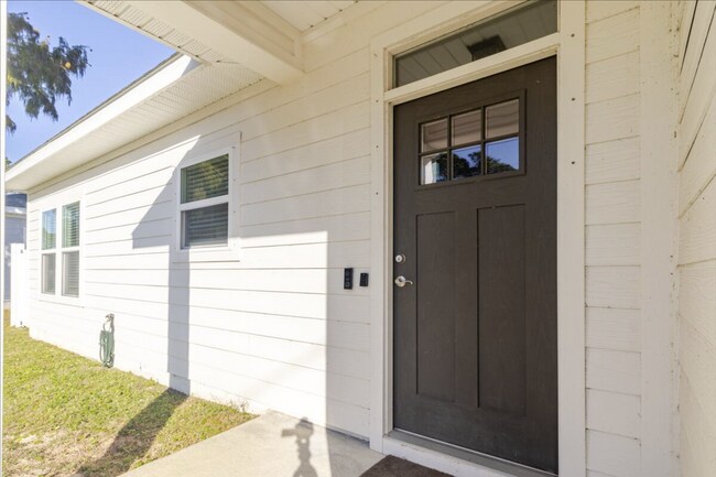 Building Photo - 2148 Wind Trace Rd N
